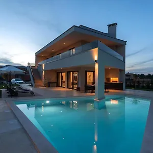 Ferienhaus Luxurioese Perla Mit Pool Und Jacuzzi, Poreč